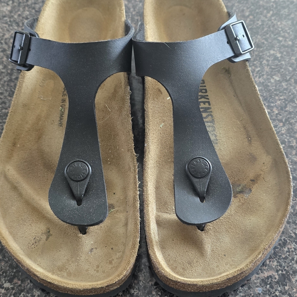 Birkenstock Gizeh T-Strap Sandals in Black